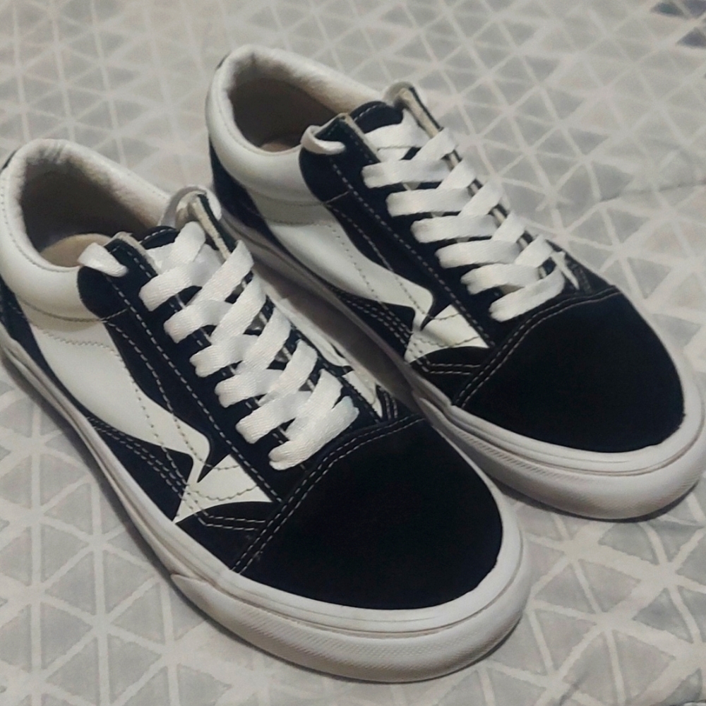 Vans, Boys Size 4 Black